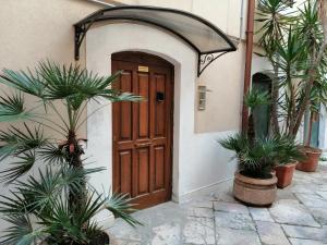 巴里Corte Del Borgo Antico的通往棕榈树屋的门
