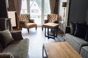 布劳恩拉格StrandBerg's Ursprung: Spa & Kitchen的带沙发、椅子和桌子的客厅