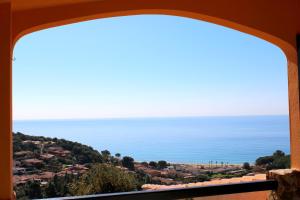 杰若米斯Villino Mari Pintau Best Vacation Ever的海景窗户