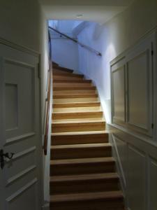 海德堡施努克罗什酒店的蓝色天花板房子的楼梯