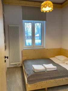 扎科帕内Apartament Skiturowy Jagiellonska Residence的一间卧室配有一张床,上面有两条毛巾