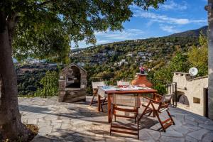 安吉斯乔治亚斯尼拉Villa Evridiki by Pelion Esties的美景庭院内的桌椅