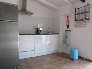 蒙希克Nova Alofa holiday home的厨房配有白色橱柜和不锈钢冰箱