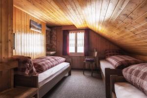 盖尔绍Rigi-Burggeist Alpine Guesthouse的小木屋内带两张床的房间