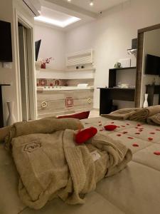 贝尔纳尔达MAD SUITES & APARTMENTS的一间卧室配有带毛巾的床