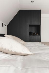 泽德尔海姆Salons Denotter的卧室配有一张白色的床和黑色的墙壁