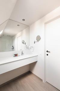 泽德尔海姆Salons Denotter的白色的浴室设有水槽和镜子