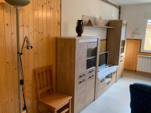 欧特斯Casa Madrileños的客房设有书桌、电视和椅子。