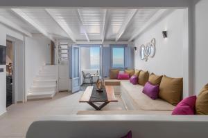 伊亚Sole d'oro Luxury Suites的客厅配有沙发和桌子