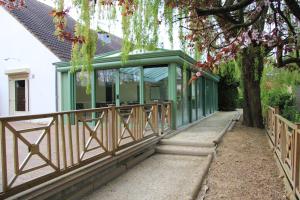 维伊尔勒比松洛奇酒店的绿荫遮蔽的树廊房子
