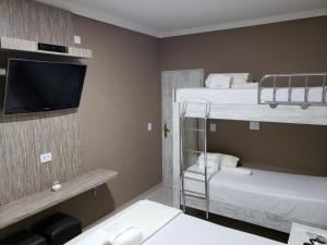 圣保罗佩尔迪吉斯之角酒店的客房设有两张双层床和一台平面电视。