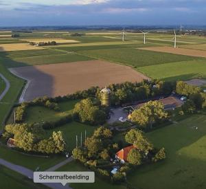 MarrumHet Lage Noorden的风车和风力涡轮机场的空中景观