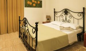 斯基亚索斯镇卡里斯蒂旅馆的卧室配有黑白床和白色床单