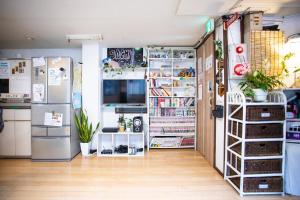 大阪和平沙支酒店的厨房配有2台冰箱和1台冰箱。