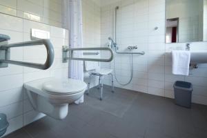 明斯特顾腾希尔滕酒店的浴室配有卫生间、淋浴和盥洗盆。