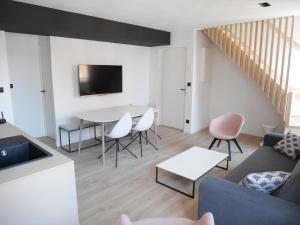里尔Le Chat Qui Dort - Vieux Lille III的客厅配有沙发和桌椅