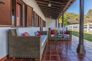 埃尔帕索Villa Montaña Colorada的庭院配有2把藤椅和桌子