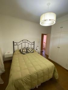 Muñizcasa Muñiz的一间带床的卧室,位于带灯的房间