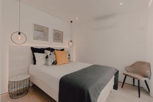 圣罗克Home at Azores - Oasis House的白色卧室配有床和椅子