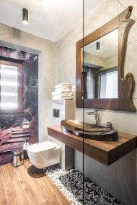 欧巴西亚洛德洛伊Sidharta Resort的一间带水槽和镜子的浴室