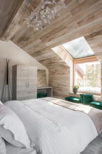 欧巴西亚洛德洛伊Sidharta Resort的卧室设有一张白色大床和一扇窗户。
