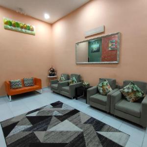 马六甲D'Q Putra Homestay Melaka (Unit AMAR)的带沙发和镜子的等候室