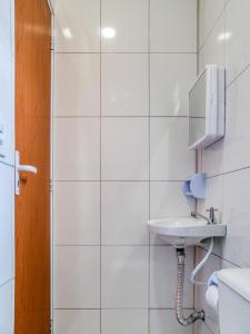 圣保罗HOTEL PAULISTANO Terminal Tietê的白色的浴室设有水槽和镜子