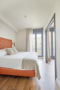 马德里Sonder Malasaña的白色卧室设有大床和大窗户
