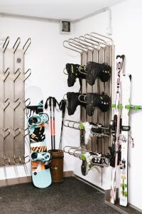 科尔福索Garni Fany的墙上挂着滑雪板和滑雪板的房间