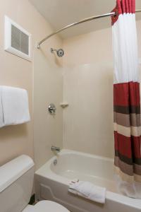 玛丽埃塔Red Roof Inn Marietta的带浴缸、卫生间和淋浴的浴室。
