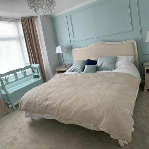 布莱顿霍夫Blue Haven的一间卧室配有一张带蓝色墙壁的大床