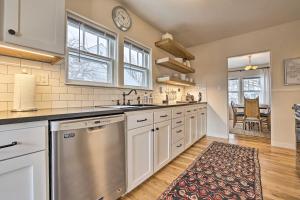 博伊西Boise Tudor Home with Game Room Less Than 2 Mi to Downtown!的厨房配有白色橱柜和不锈钢洗碗机。