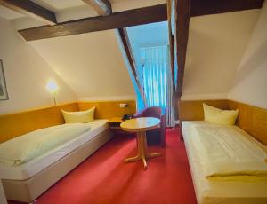 Floß奥斯特巴亚梅斯特酒吧酒店的一间设有两张床和一张桌子的房间