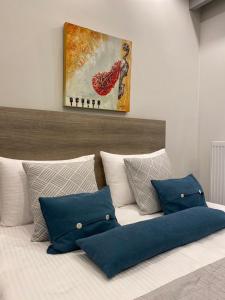 科扎尼Xenia_Apartments A2的床上铺有蓝色枕头的床