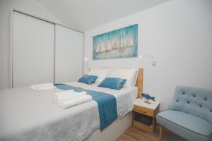 苏佩塔尔Salsa的一间卧室配有一张床和一张蓝色椅子