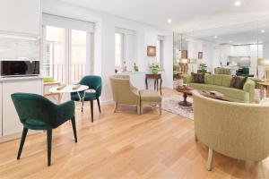 里斯本里斯本冷塔尔齐亚铎酒店的客厅配有沙发和椅子