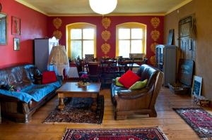 Skolity多姆乌格祖度假屋的客厅配有真皮沙发和桌子