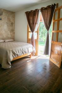 科苏梅尔Aldea Isla Sagrada的一间卧室设有一张床和一个滑动玻璃门