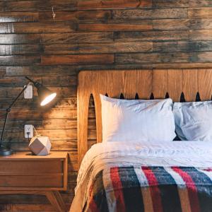 El PacíficoCabañas Rancho Viejo的一间卧室设有一张床和木墙