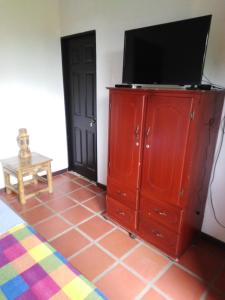 蒙特内哥罗Casa Finca La Pintada的上面有电视的红色橱柜