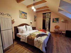 克拉科夫伊科萨莫特尼亚酒店的一间卧室,卧室内配有一张大床