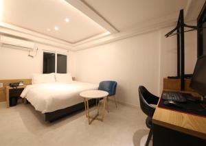 Busan Seomyeon Business Hotel J7客房内的一张或多张床位