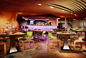 香港帝乐文娜公馆的一间带桌椅的餐厅和一间酒吧