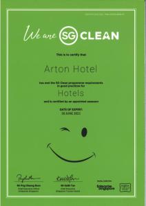 新加坡Arton Boutique Hotel的绿色的标志,面带微笑的脸
