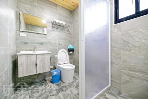 马公澎湖原慕心民宿的浴室配有卫生间、盥洗盆和淋浴。