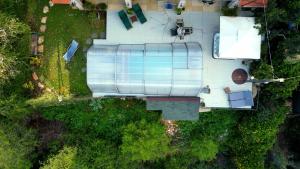 罗什平纳Naomi's的水箱房屋的空中景观