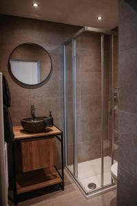 索尔登House 55的带淋浴、盥洗盆和镜子的浴室
