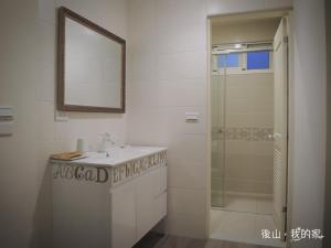 凤林镇後山，我的家的浴室配有盥洗盆和带镜子的淋浴