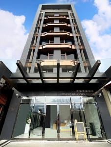 花莲市玫瑰香榭饭店的一座高高的公寓楼,设有玻璃窗