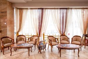 利沃夫欧洲酒店的配有桌椅和大窗户的客房